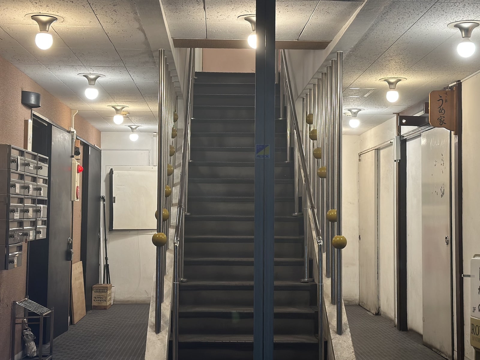 Bar anis ビル正面の中央階段