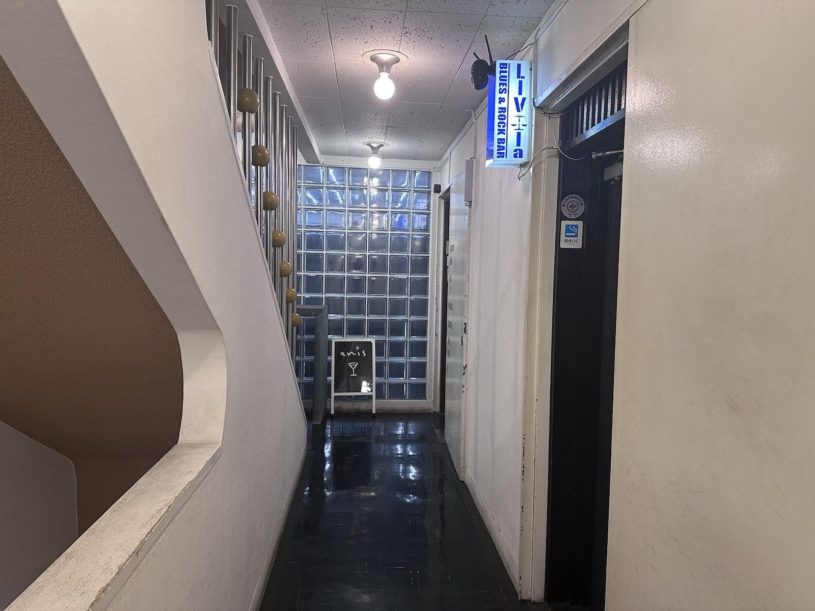 Bar anis 2階通路と入口までの道順