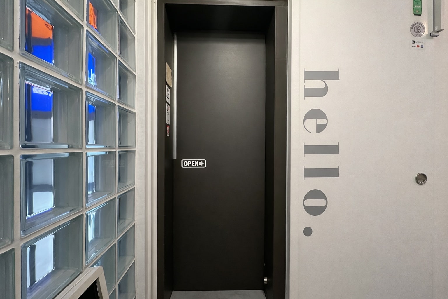 Bar anis 入口の黒い扉