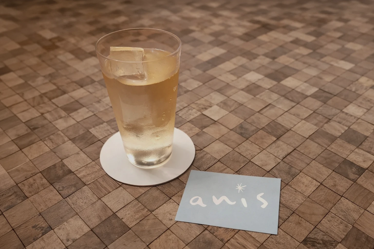 Bar anis カウンターとハウスカード